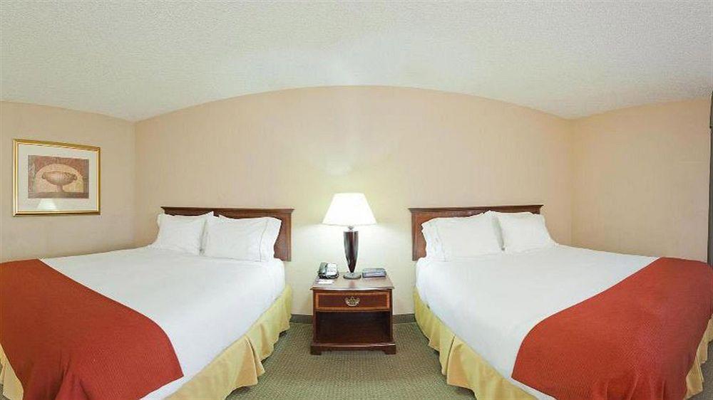 Holiday Inn Express Hotel Kansas City - Bonner Springs By Ihg Exterior photo