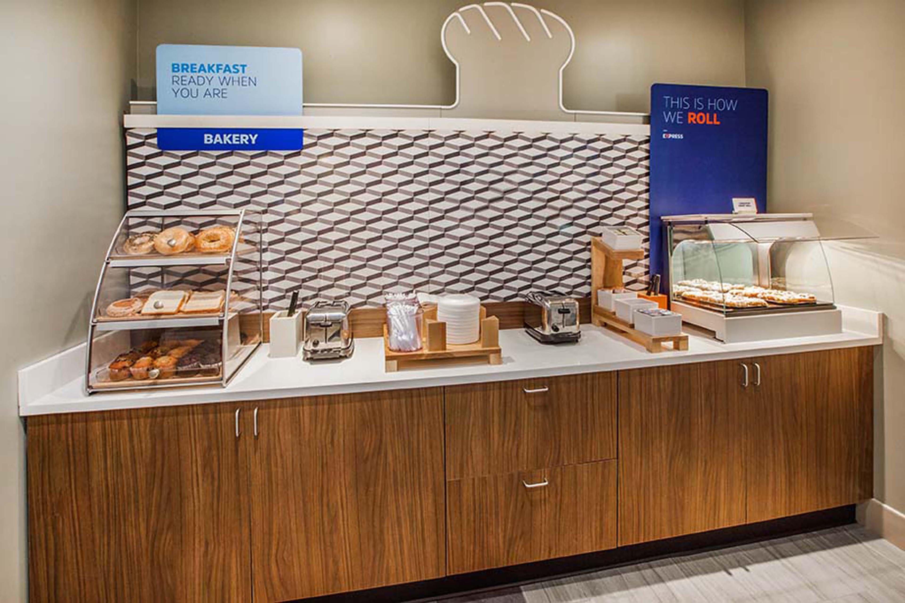 Holiday Inn Express Hotel Kansas City - Bonner Springs By Ihg Exterior photo