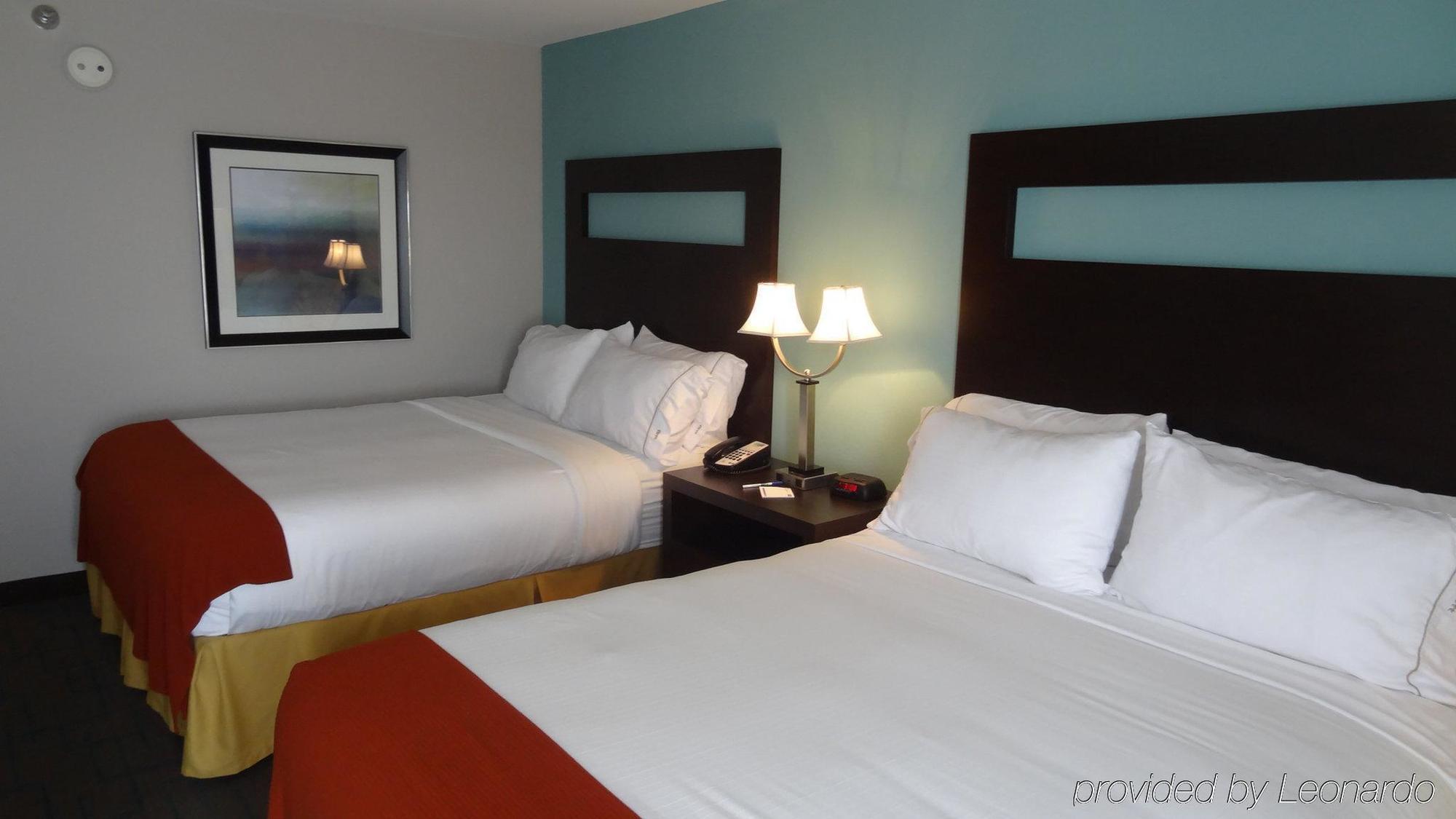 Holiday Inn Express Hotel Kansas City - Bonner Springs By Ihg Exterior photo
